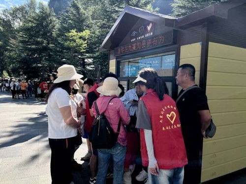 九寨溝旅游高峰期 三千余名青年志愿者用專業與熱情為游客護航